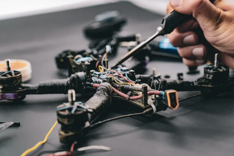 Beispielbild: FPV-Drohne bei einer Lötarbeit