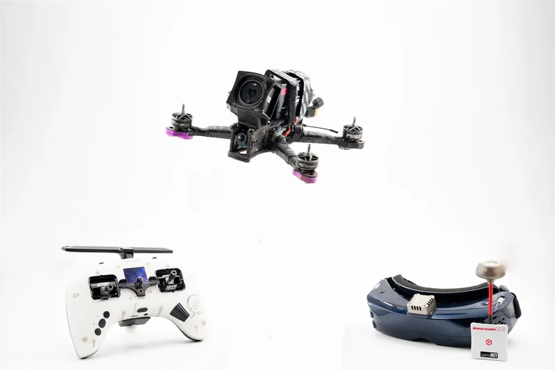 Beispielbild: FPV-Setup mit Drohne, Fernsteuerung und Videobrille