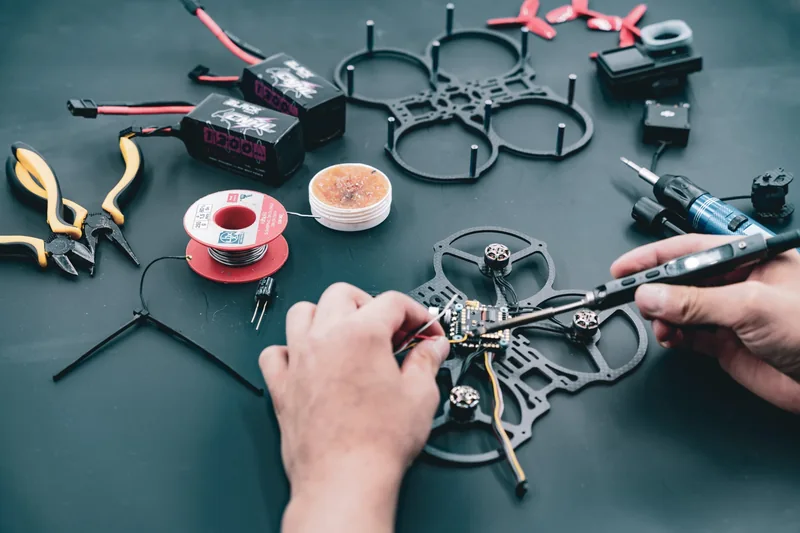 Lötarbeit am Flight Controller einer FPV-Drohne in unserer Werkstatt