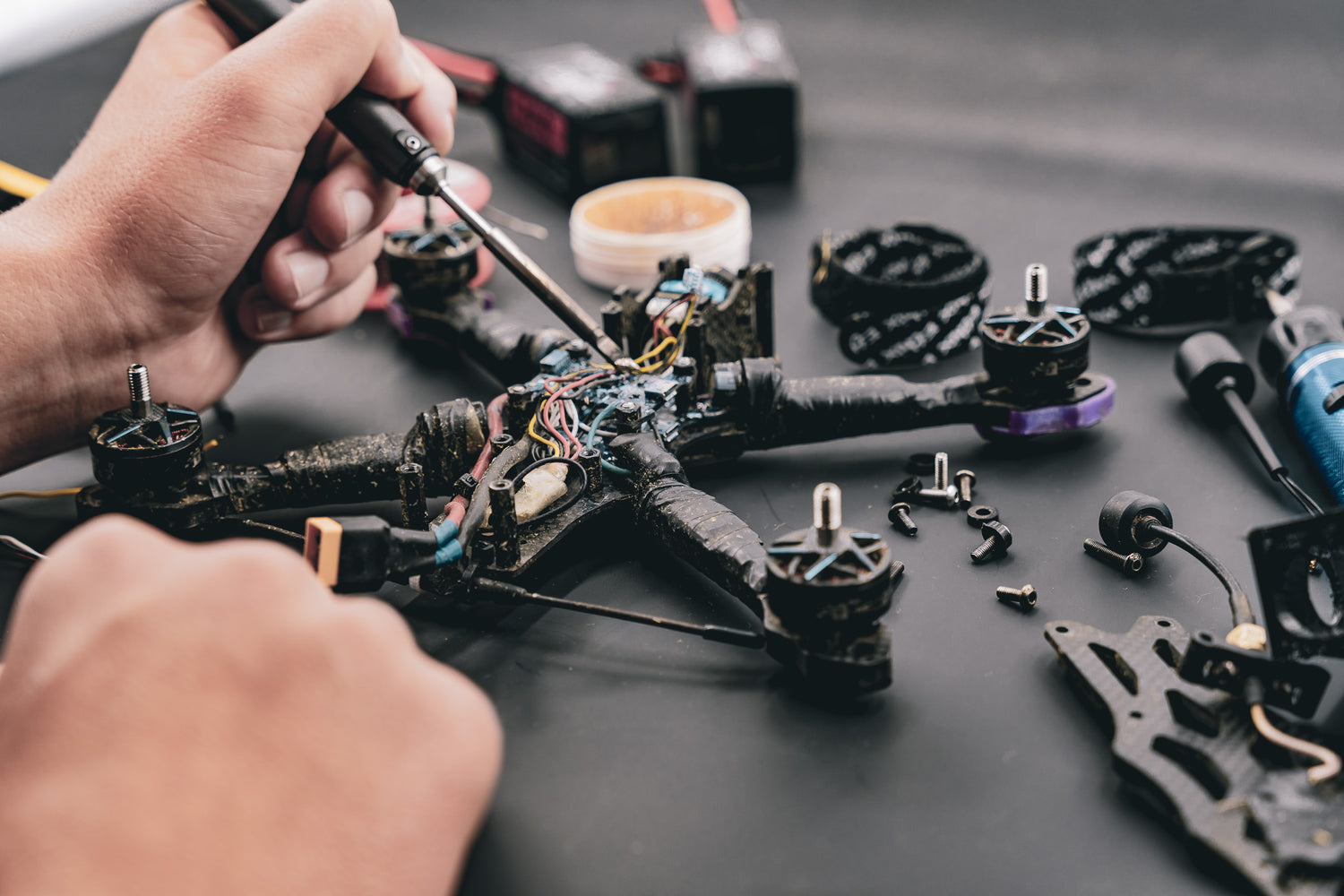 FPV Drohnen Werkstatt — Reparatur und Lötarbeiten an altem Flight Controller