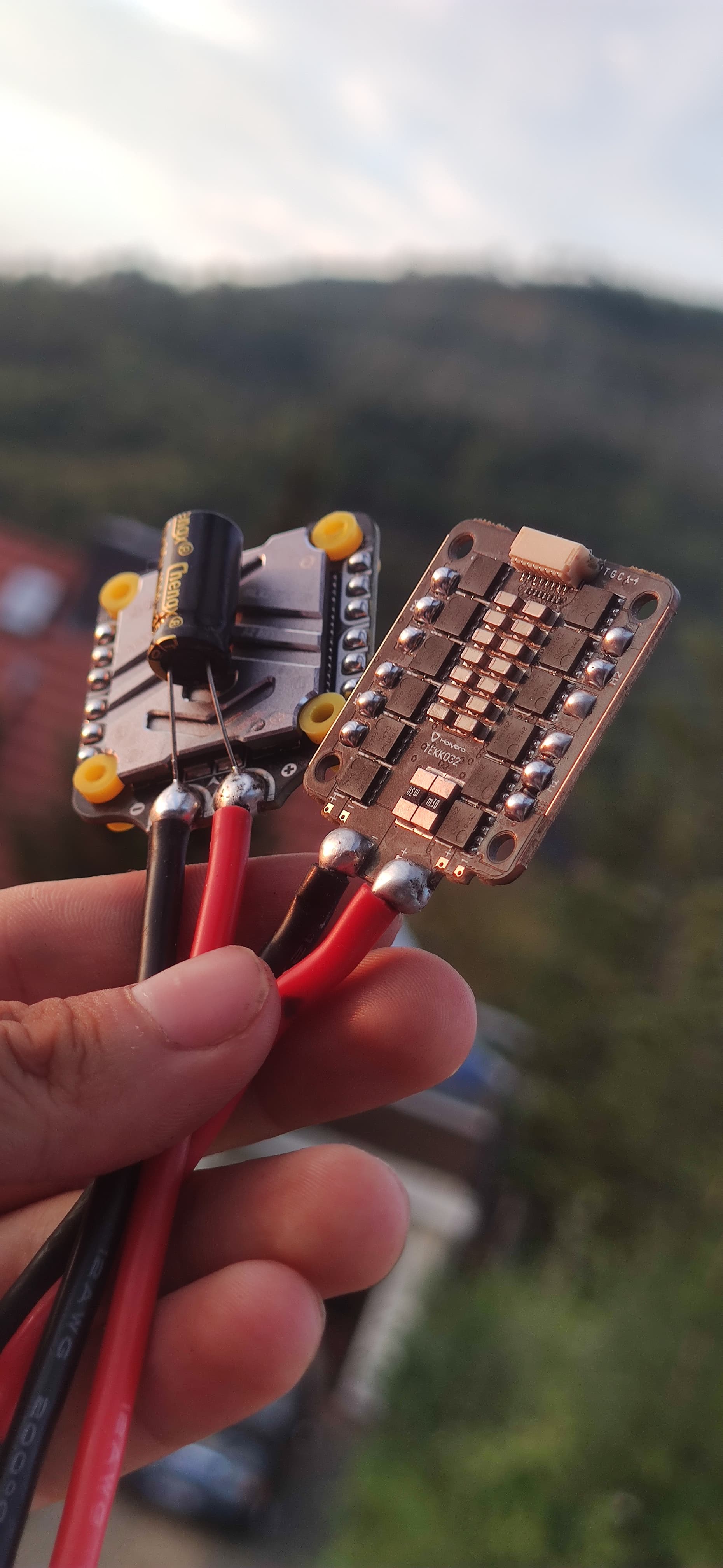 FPV Drohnen Elektronik Reparatur am Power Distribution Board