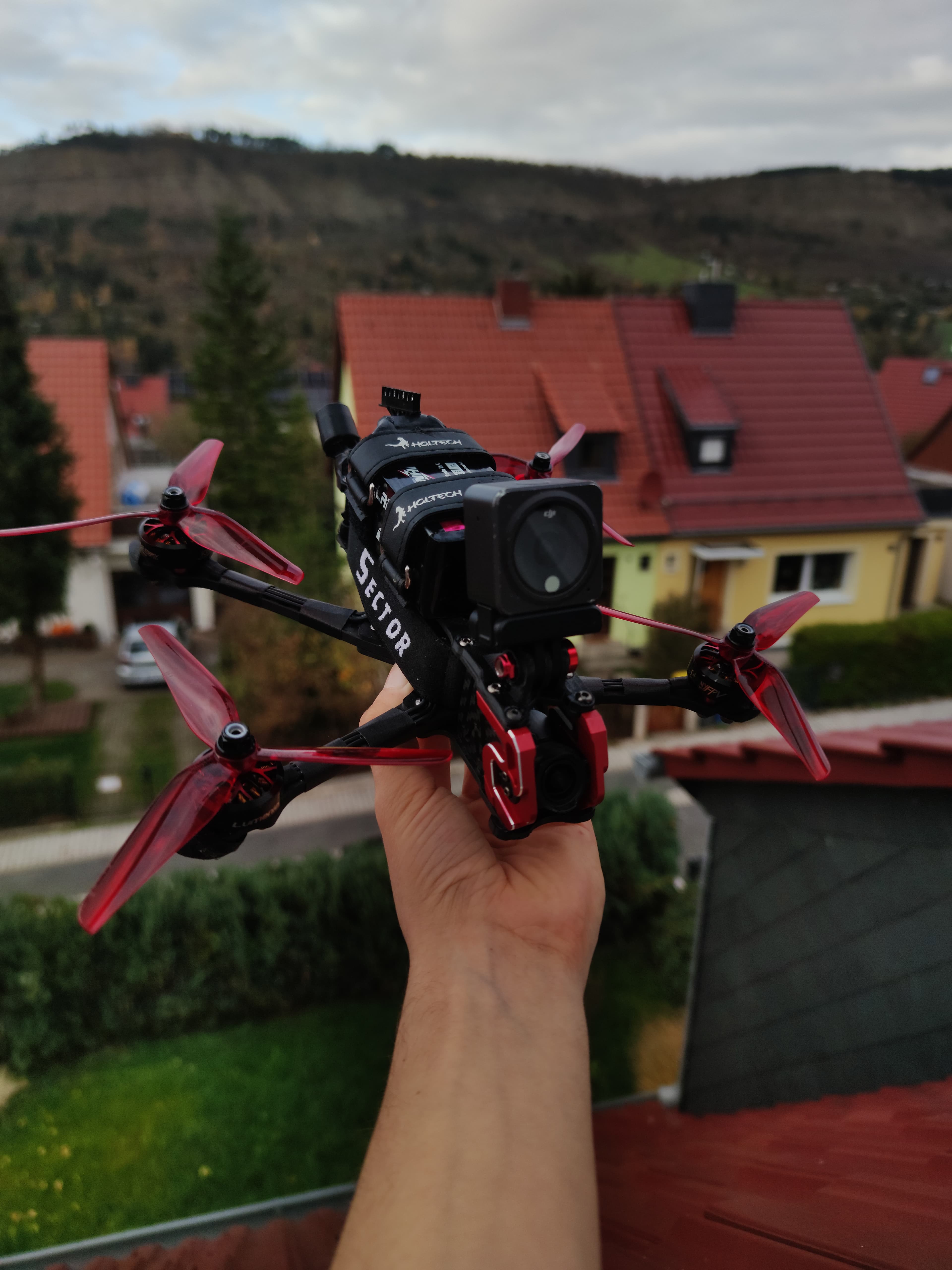 FPV Drohne mit montierter Actionkamera nach vollständiger Reparatur