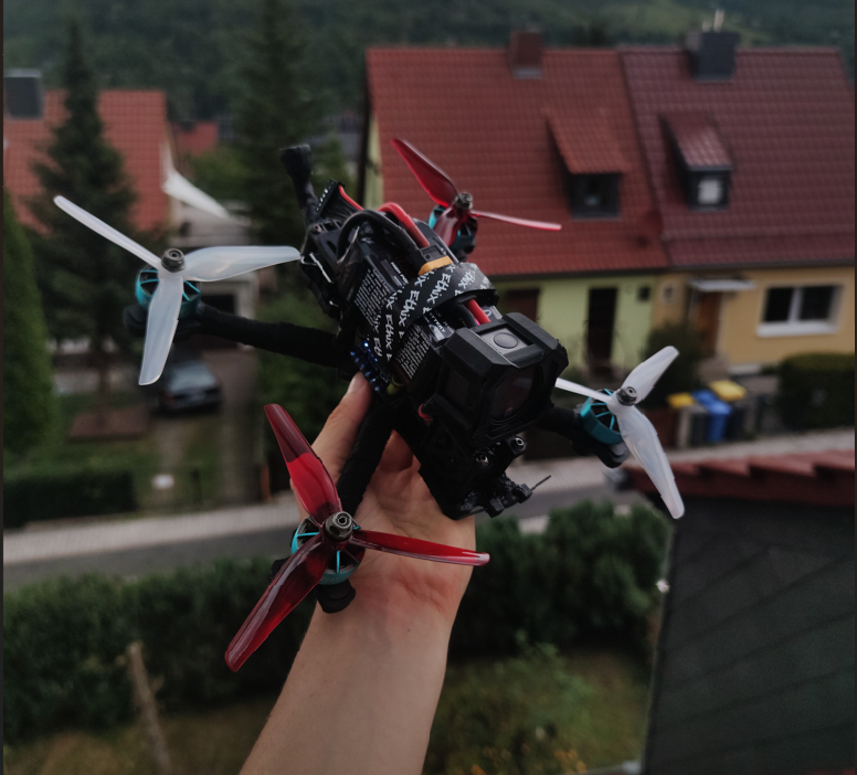 FPV Drohne nach Crash Reparatur mit erneuerten Motorarmen
