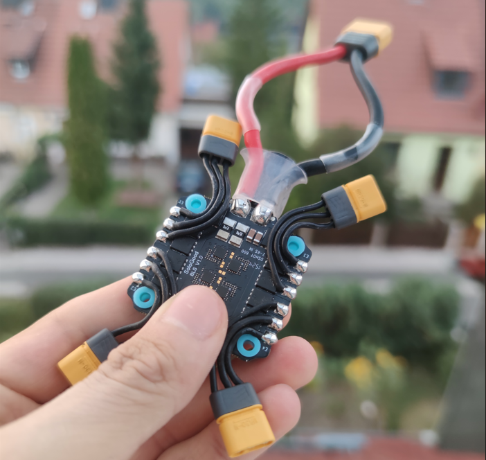 ESC Reparatur an FPV Drohne mit neu verlöteten Stromkabeln