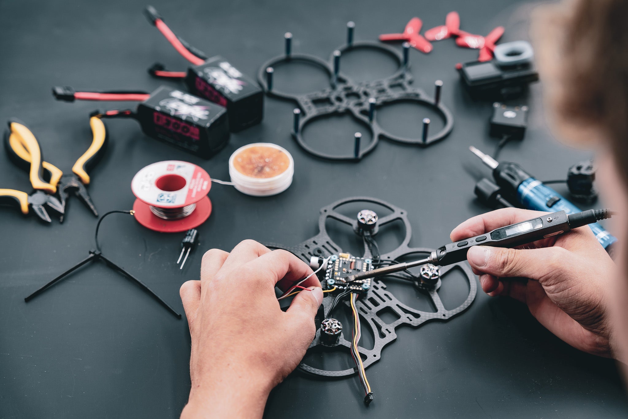 FPV Drohnen Werkstatt — Reparatur und Lötarbeiten an Flight Controller